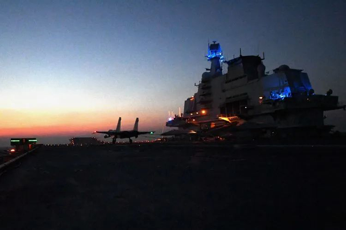 ▲海军歼-15舰载战斗机夜间阻拦着舰。任文涛 摄