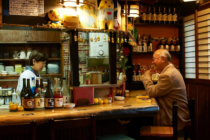 居酒屋的老板往往自己掌勺，一边制作料理，一边和客人聊天。     