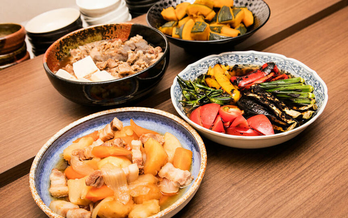 居酒屋通常卖的都是当地的乡土料理，主打新鲜的食材和家庭口味。       