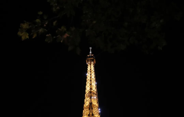 9月22日拍摄的整点时刻闪灯的法国巴黎地标性建筑——埃菲尔铁塔。新华社记者 高静 摄