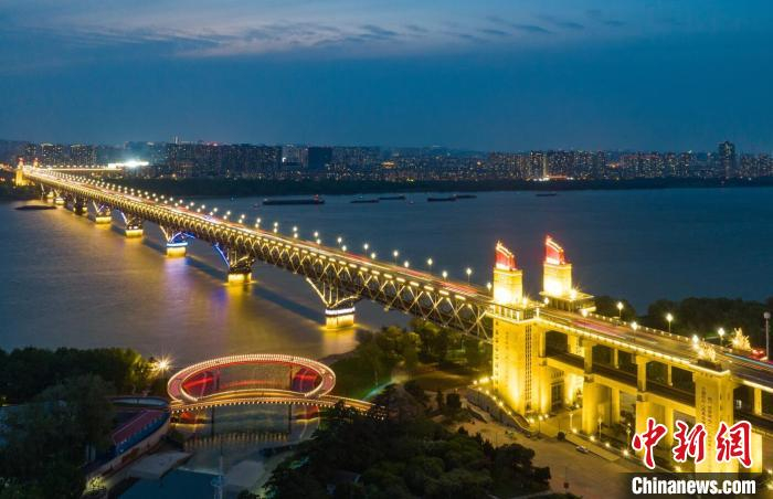 南京是国内少见、可以在市区观赏江豚戏水美景的沿江城市。　泱波 摄