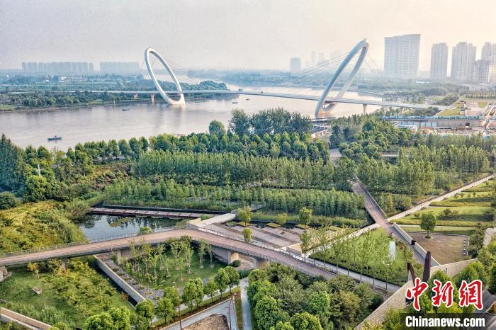 与江共生、与自然生态共美，正在成为当地民众共同的愿景和守望。　泱波 摄