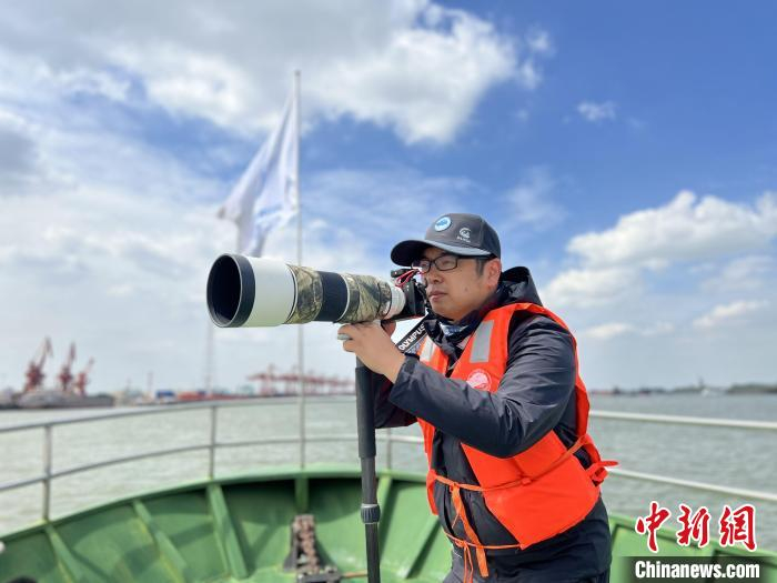 正在参加第4次长江全流域江豚科学考察的姜盟，用镜头记录下正在改变中的长江。　被采访人供图