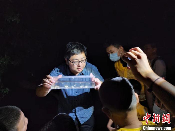 十年来协会坚持每一年举办百余场科普公益讲座和活动，并在长江边打造了一处了解江豚及其它长江生物科普馆。　被采访人供图