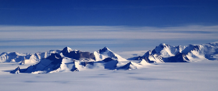  陆地上的山脉也都被冰雪覆盖，与现在的南极类似。图片来源：Anne Fröhlich