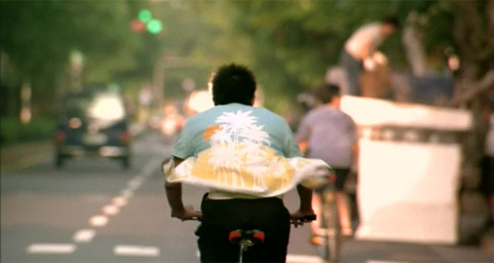 张士豪标志性的蓝色花衬衫