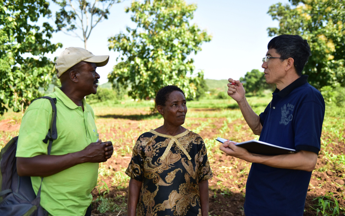 2018年3月，李小云教授与当地农业官员在在当地调研农户情况。中国农业大学供图