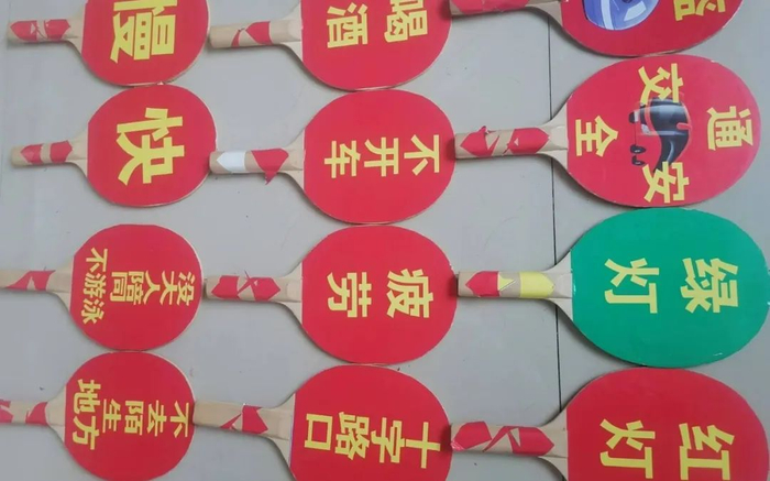 ▲汤其雪自制交通牌给学生讲课。受访者供图