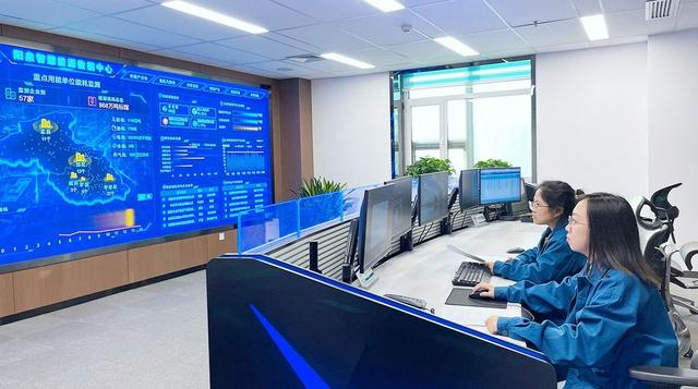 阳泉市智慧能源数据中心内，工作人员正在察看能耗数据。 张泉东摄