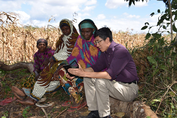 2015年7月，中国农业大学李小云教授与坦桑尼亚村民进行交流。中国农业大学供图