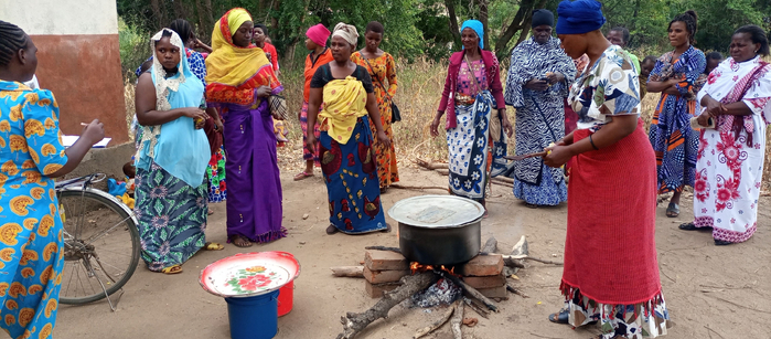 2022年6月23日，佩雅佩雅村，等待豆浆做好的家庭主妇们。中国农业大学供图