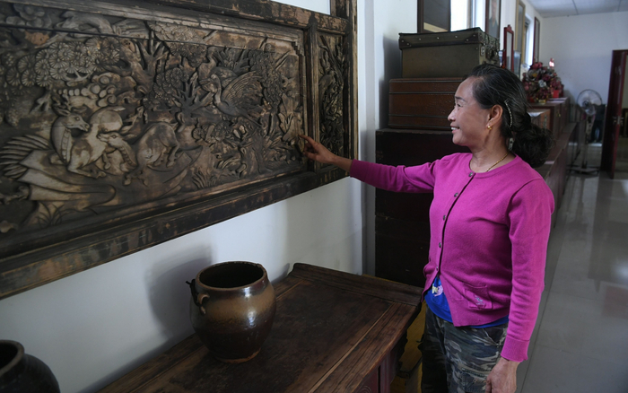 祁淑芬第一次见到这块雕花木刻的时候，它被放在一堆劈柴中，险些被烧掉。新京报记者 王颖 摄