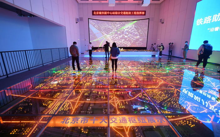 工程指挥部内展示了北京十大交通枢纽的分布情况。新京报记者 王贵彬 摄