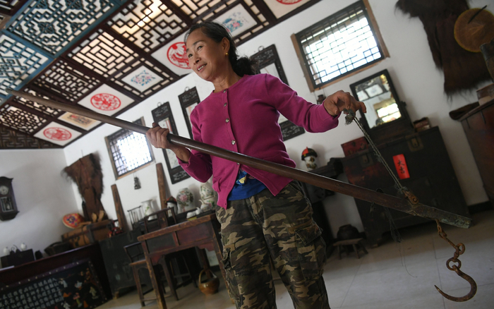 紫檀的秤杆，虽然没有成套的秤砣，依然还是祁淑芬最喜欢的藏品。新京报记者 王颖 摄