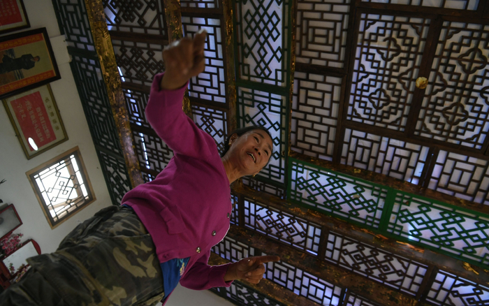 天花板是许多木格窗组成的，创意和制作都是由弟弟祁福兴一手包办。新京报记者 王颖 摄