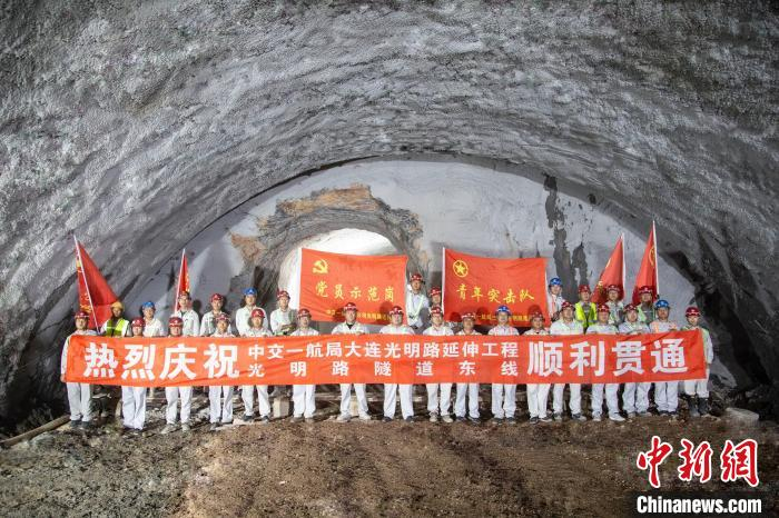 图为大连湾海底隧道和光明路延伸工程光明路隧道实现双线贯通。　中交一航局三公司供图