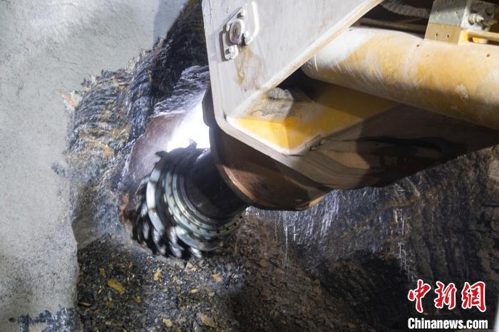 图为大连湾海底隧道和光明路延伸工程光明路隧道实现双线贯通。　中交一航局三公司供图