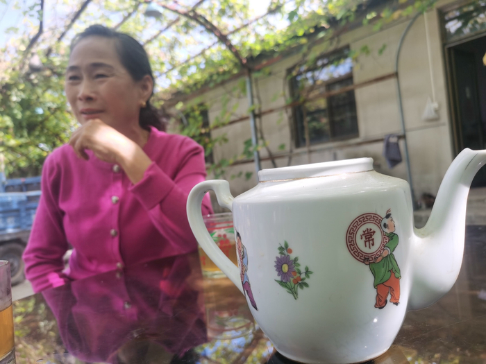 有些收来的老物件，祁淑芬自己也会用，只是太好的不舍得用。新京报记者 王颖 摄