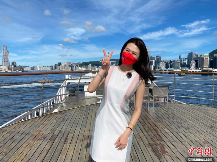 图为陈铭凤在东方之珠的游轮上。  供图