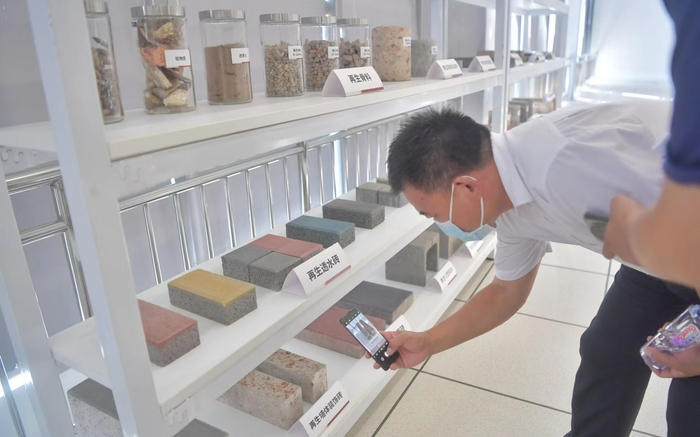 经过工艺流程，垃圾变成再生骨料，实现变废为宝。新京报记者 李木易 摄