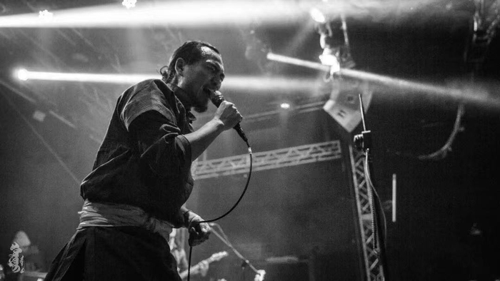 主唱苏都拉在演出现场