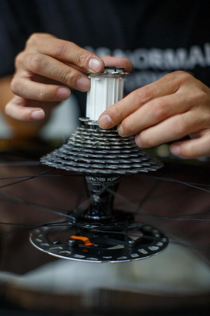 机械师安装飞轮。  新京报记者 王子诚 摄