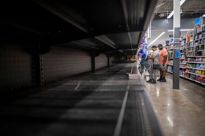 在坦帕湾，购物者在超市货架上寻找剩余的饮用水。图片来源：CNN&nbsp; 