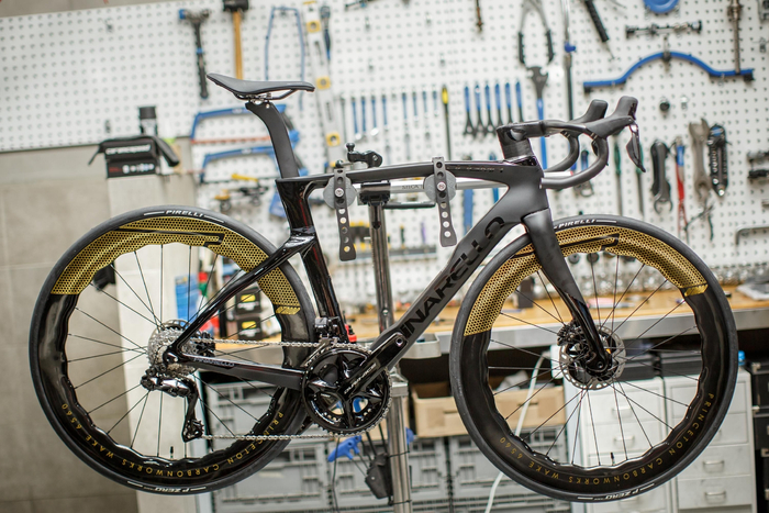 据机械师介绍，组装一辆高端公路车需要花费近3个小时。  新京报记者 王子诚 摄