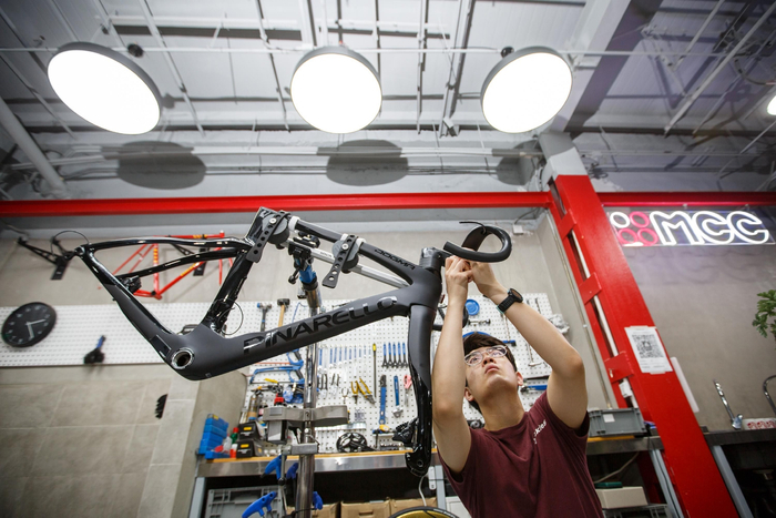 MCC车行西直门总店，机械师王俞钧正在组装一辆公路自行车。  新京报记者 王子诚 摄