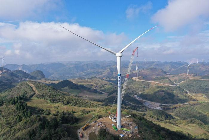 建行重庆市分行多措并举推进绿色金融发展，图为分行支持的重庆华电奉节尖子山风电项目