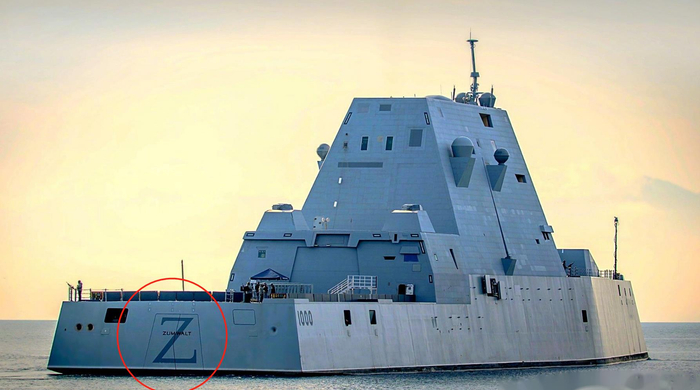 “朱姆沃尔特”号驱逐舰舰尾绘有大号拉丁字母“Z”。（红圈处）