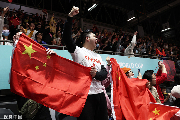 现场加油的中国球迷。