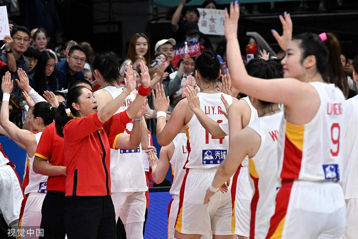 郑薇指导和球员击掌。