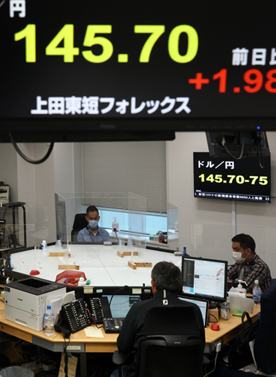 &nbsp;&nbsp;&nbsp;&nbsp;9月22日，日本东京外汇市场数据显示，1美元兑换145日元，创下24年来的日元汇率新低。视觉中国供图