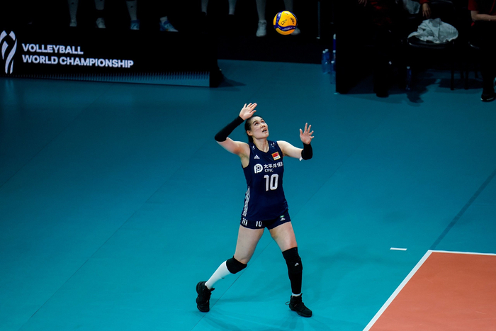 王云蕗在比赛中发球。