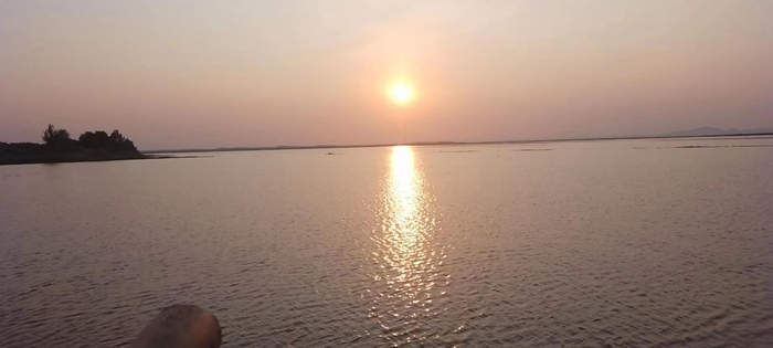 夕阳下的鸣山村储水湖。  受访者供图