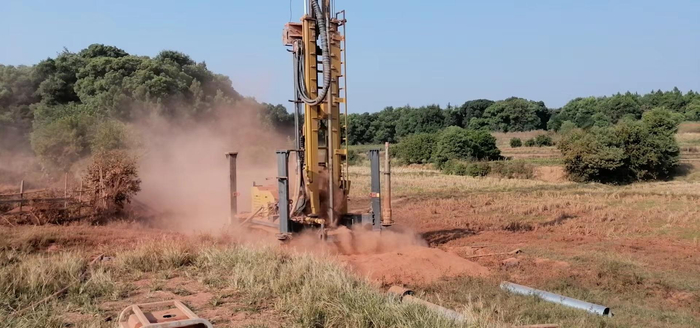 正在昌下村作业的打井机。  受访者供图