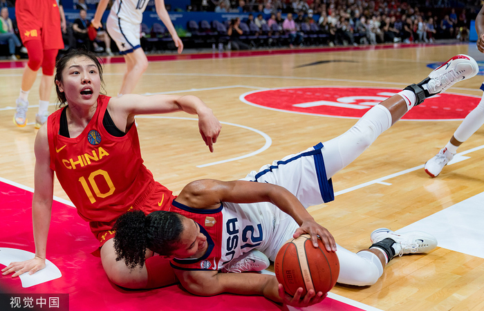 张茹倒地和对手拼抢。