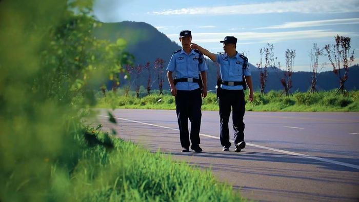 张宇航（右）和同事在走访途中。受访者供图