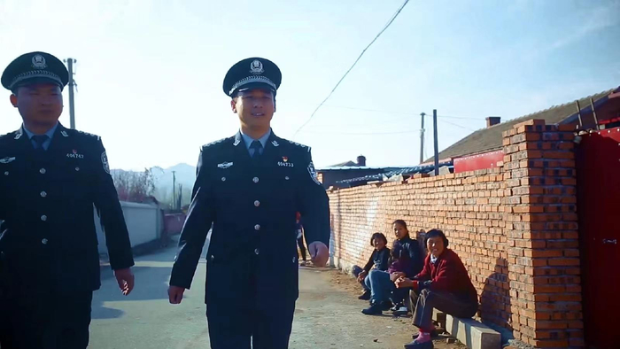 张宇航（图中）和同事在后安镇乡间查看情况。受访者供图