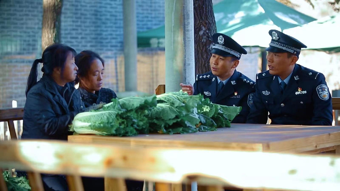 张宇航（右二）和同事入村走访。受访者供图