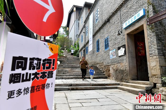 图为市民在烟台山商业街区游览。　吕明 摄