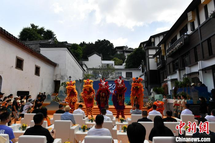 图为开街仪式上的舞狮表演。　吕明 摄