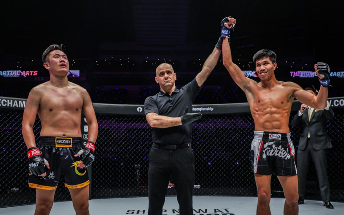 韩子豪（左）不敌弗拉利。  主办方供图