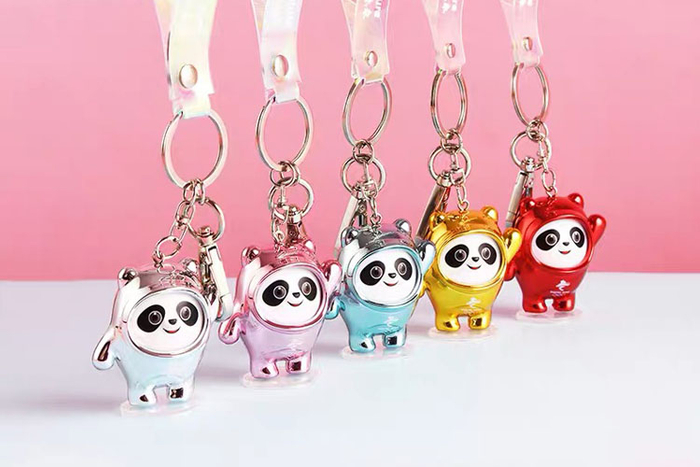 　五种颜色的冰墩墩立体钥匙扣挂件 图片来源：“奥林匹克官方旗舰店”网店