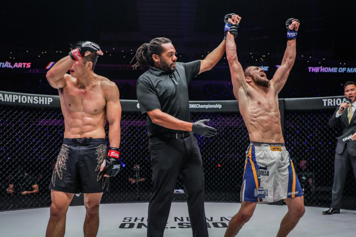 张立鹏（左）未能发挥出自身的强项。  主办方供图