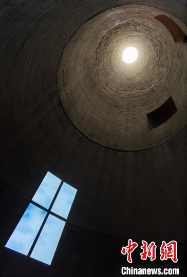 图为刘佳玉作品《窗边》 胡健 摄