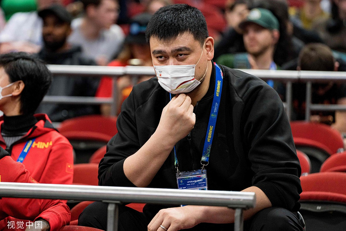 领队姚明在场边观战。