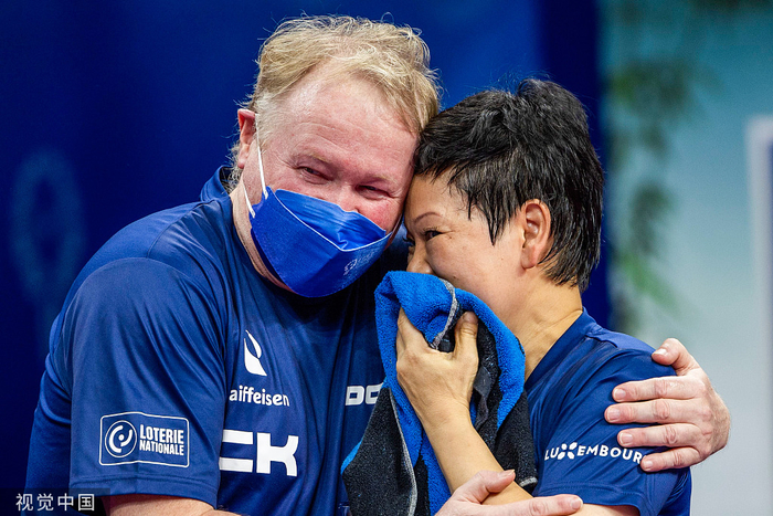 倪夏莲和老公庆祝胜利。