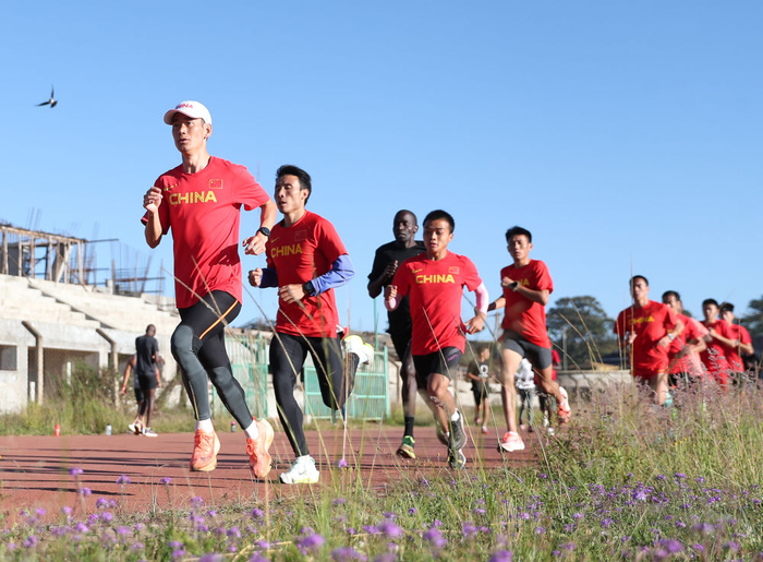 9月27日，董国建（左一）与队友一同训练。新华社记者龙雷摄